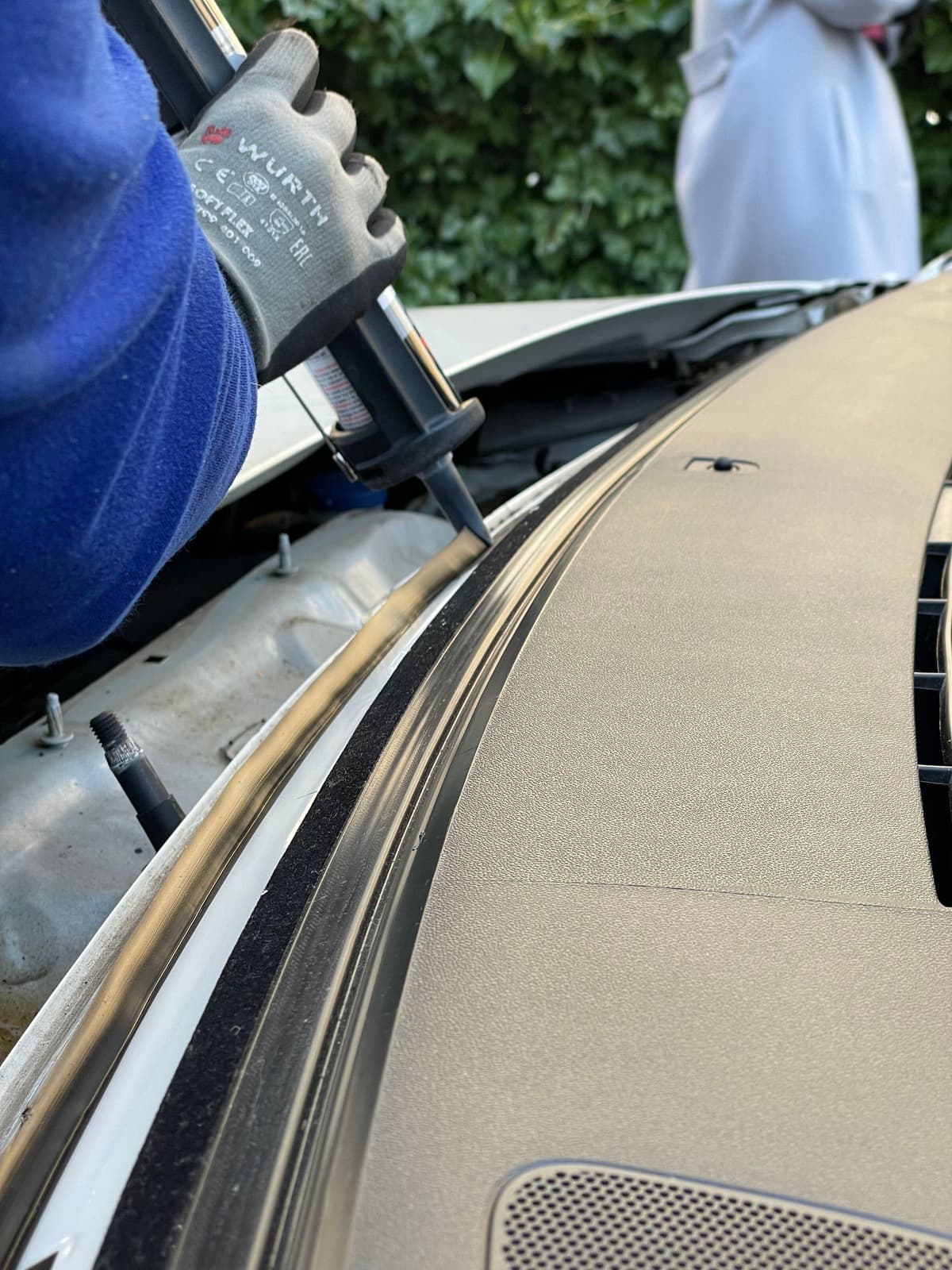 Professional auto glass tech performing auto glass repair on a real job